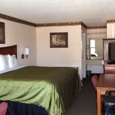 Clairmont Inn & Suites - Warren Zimmer foto