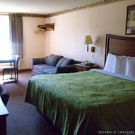 Clairmont Inn & Suites - Warren Zimmer foto
