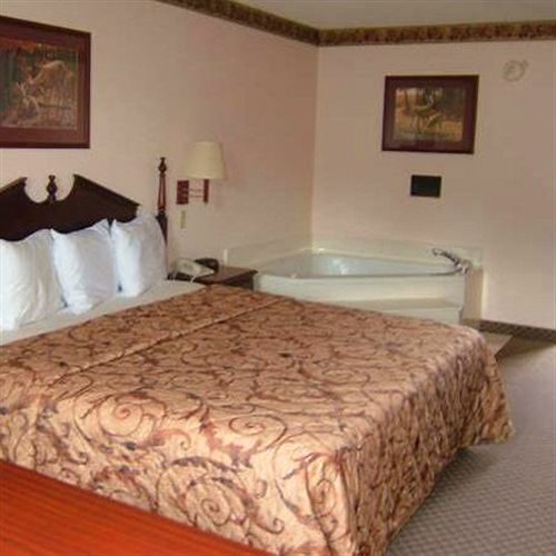 Clairmont Inn & Suites - Warren Zimmer foto