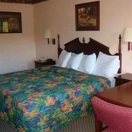 Clairmont Inn & Suites - Warren Zimmer foto