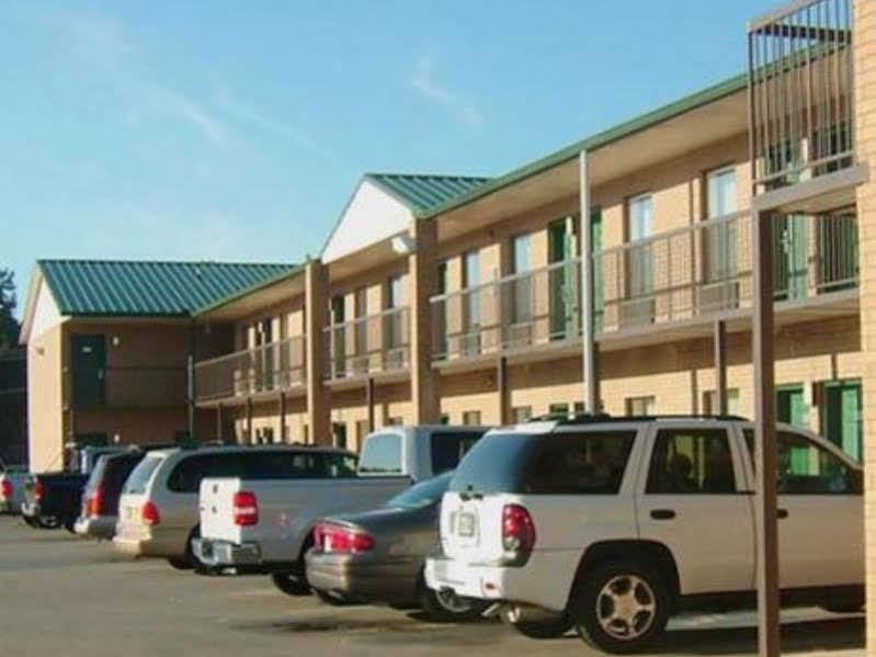 Clairmont Inn & Suites - Warren Exterior foto